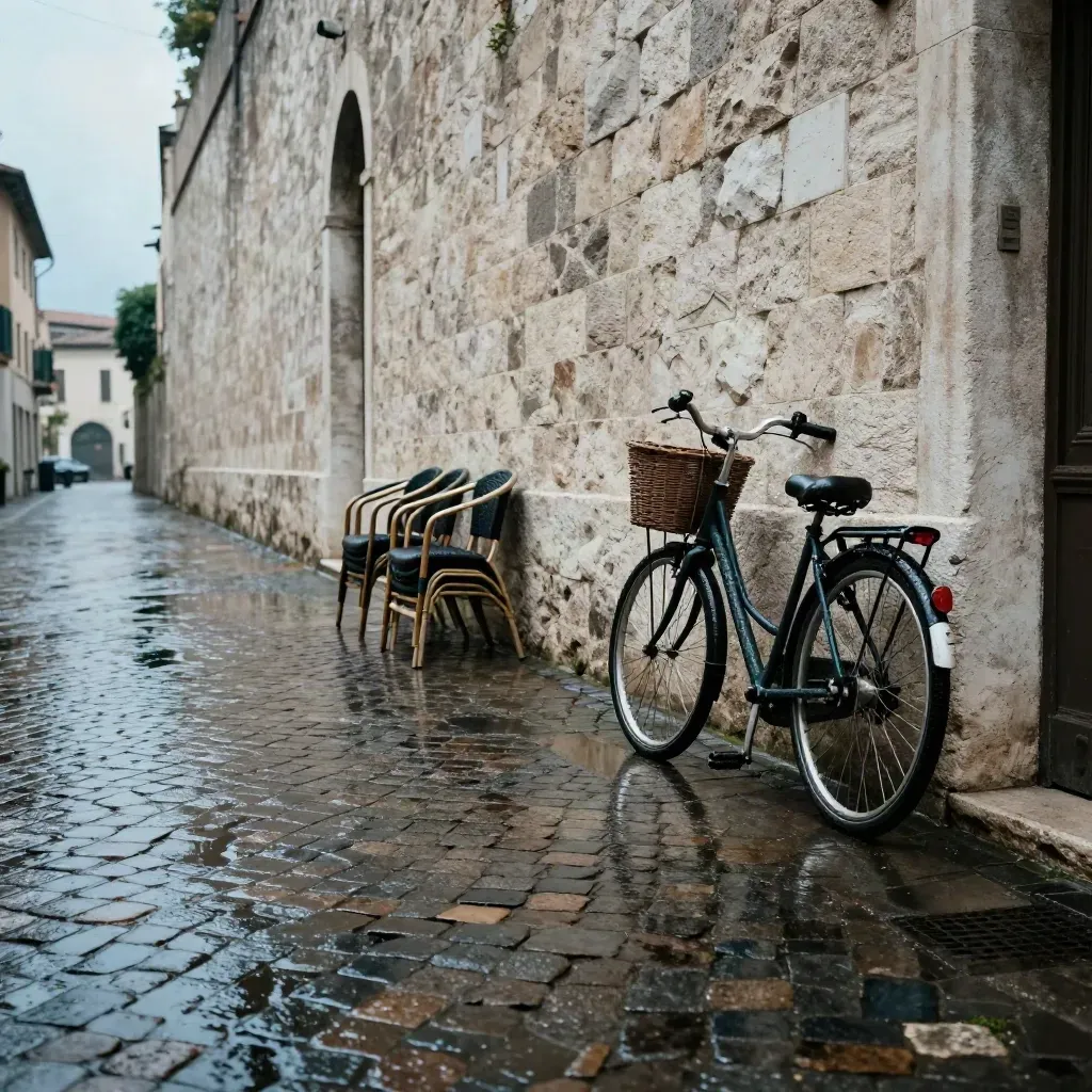 Vicolo di Lucca bagnato dalla pioggia, bici parcheggiata e sedie di caffè impilate